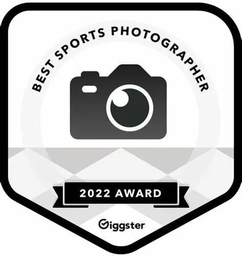 A badge that says best sports photographer 2 0 1 7 award